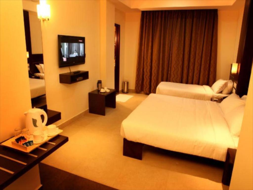 Sunflower Hotel Mysore Bagian luar foto