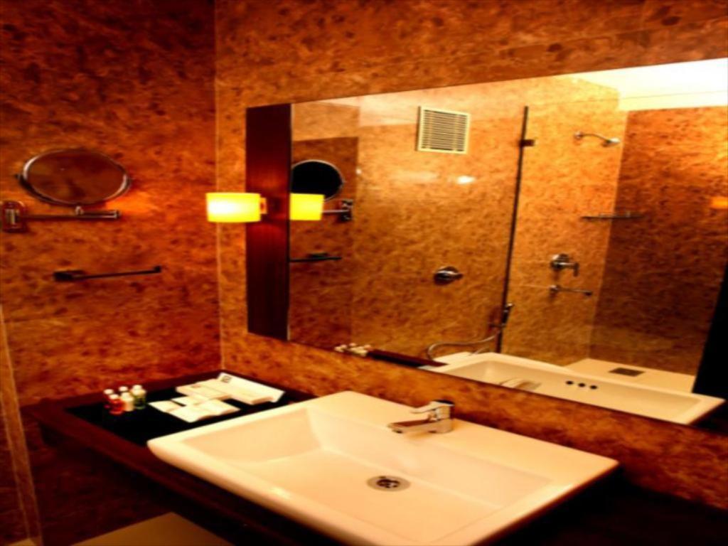 Sunflower Hotel Mysore Bagian luar foto